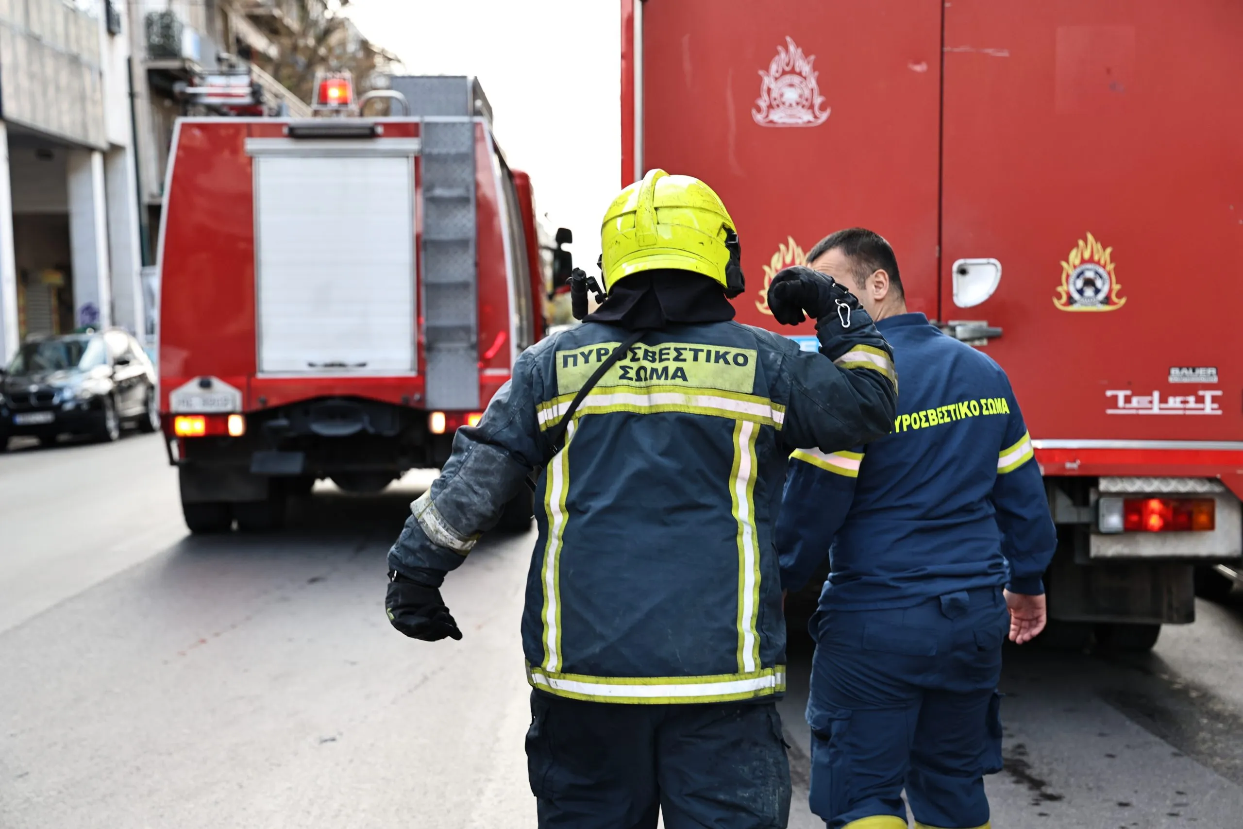 Πυροσβέστες σε επιχείρηση απεγκλωβισμού στη Θεσσαλονίκη