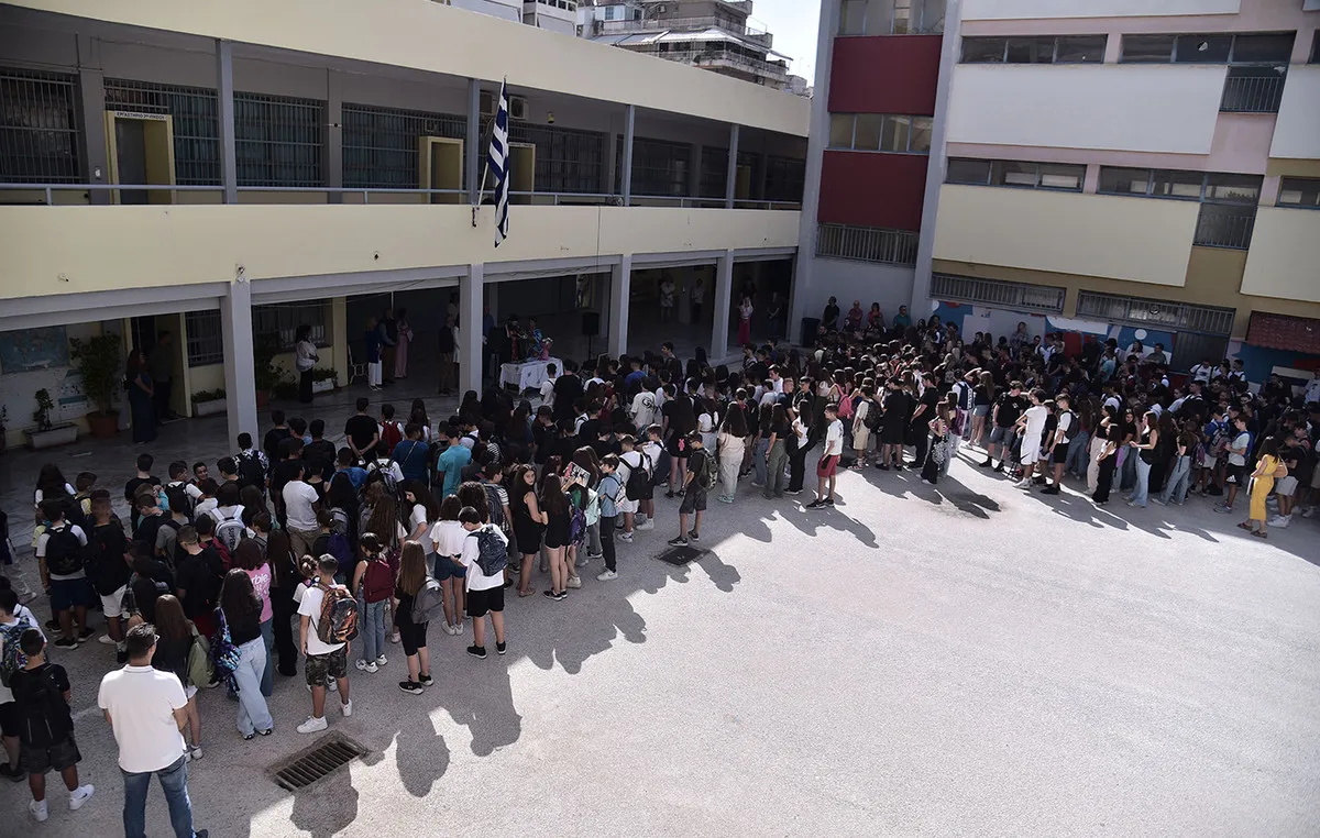 Μαθητές σε σχολική τάξη την πρώτη μέρα