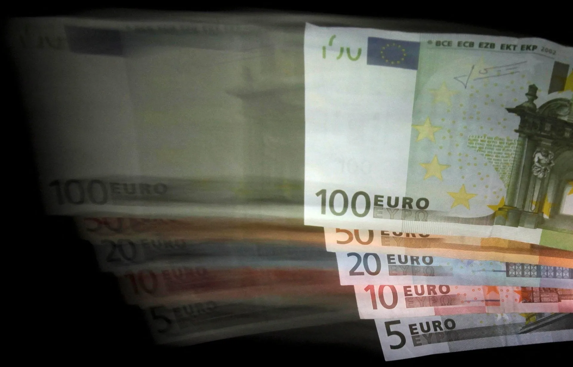 Χαρτονομίσματα ευρώ και υπολογισμοί πληρωμών συντάξεων