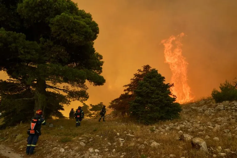 Πυροσβεστικά οχήματα επιχειρούν σε φωτιά στην Παιανία