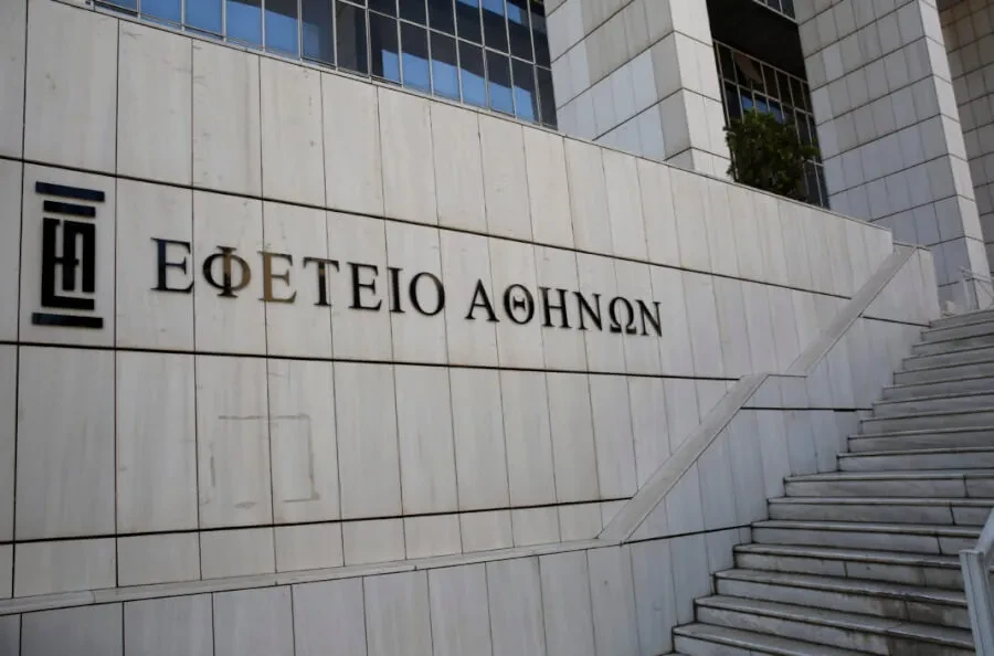Αστυνομικοί έξω από το Εφετείο Αθηνών μετά την απόδραση κρατούμενου