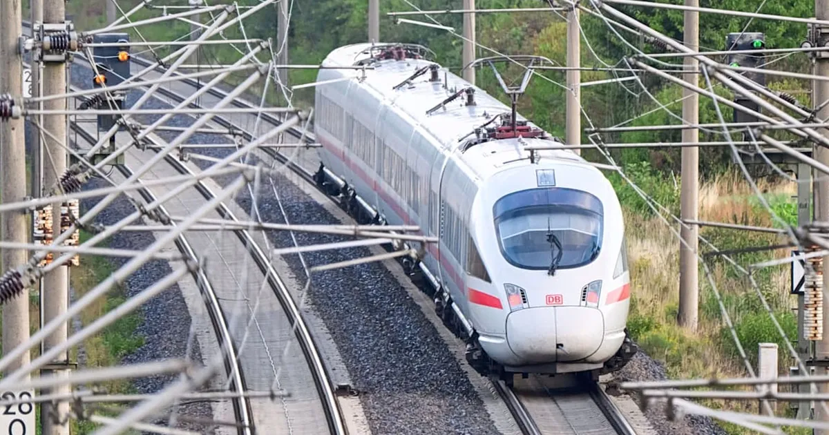 Τρένο ICE της Deutsche Bahn σε σιδηροδρομική γραμμή