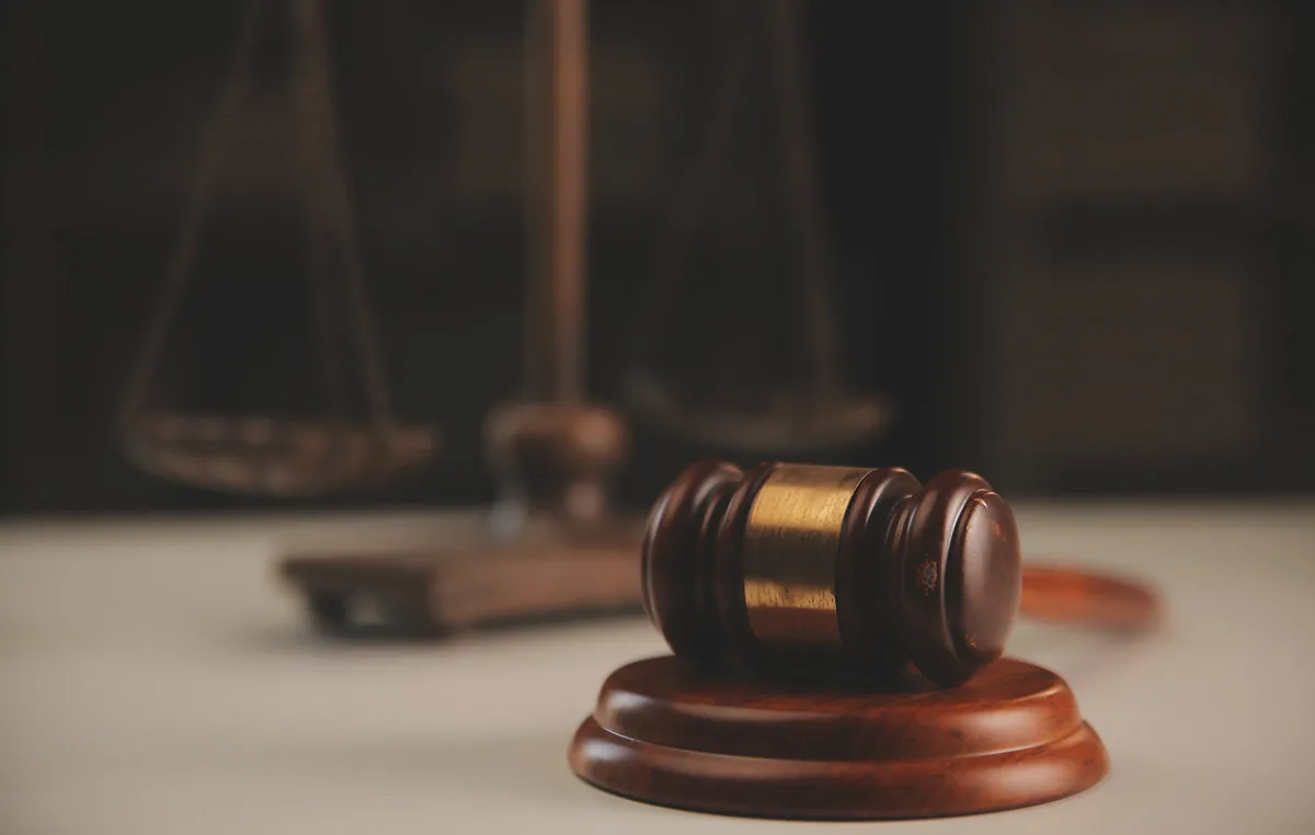 Ο Τούρκος κωμικός Ντενίζ Γκεκτάς σε δικαστήριο