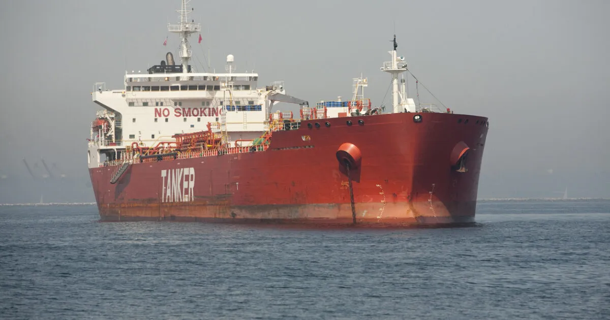 Δεξαμενόπλοιο VLCC στη θάλασσα μεταφέρει πετρέλαιο