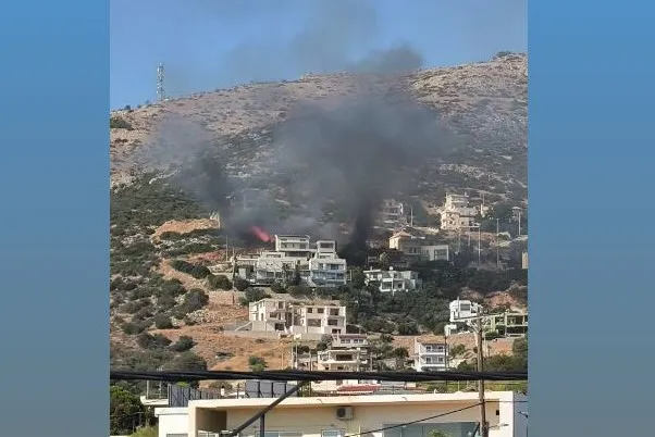 Πυροσβέστες κατασβήνουν φωτιά σε χαμηλή βλάστηση στην Ανάβυσσο
