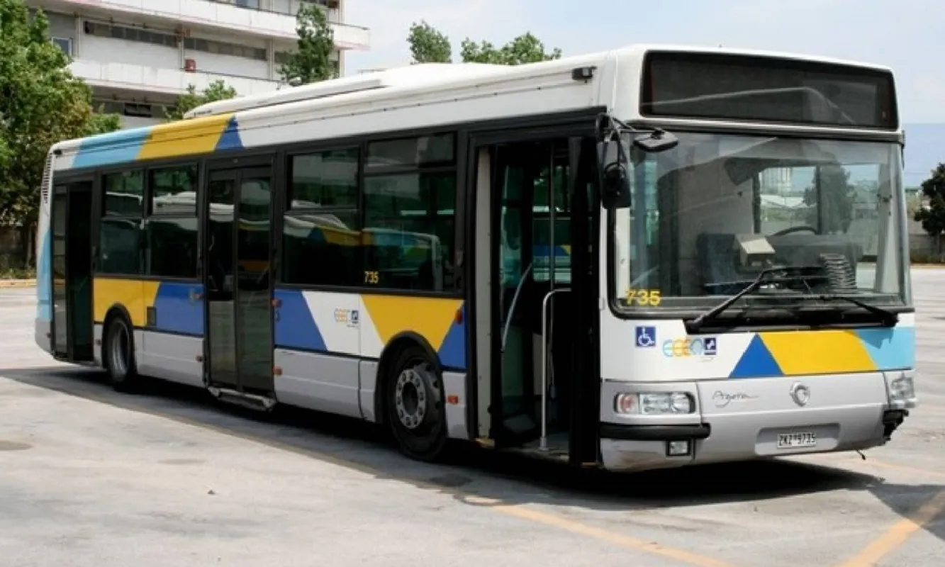 Συμπλοκή δύο νεαρών μέσα σε λεωφορείο στο Παγκράτι