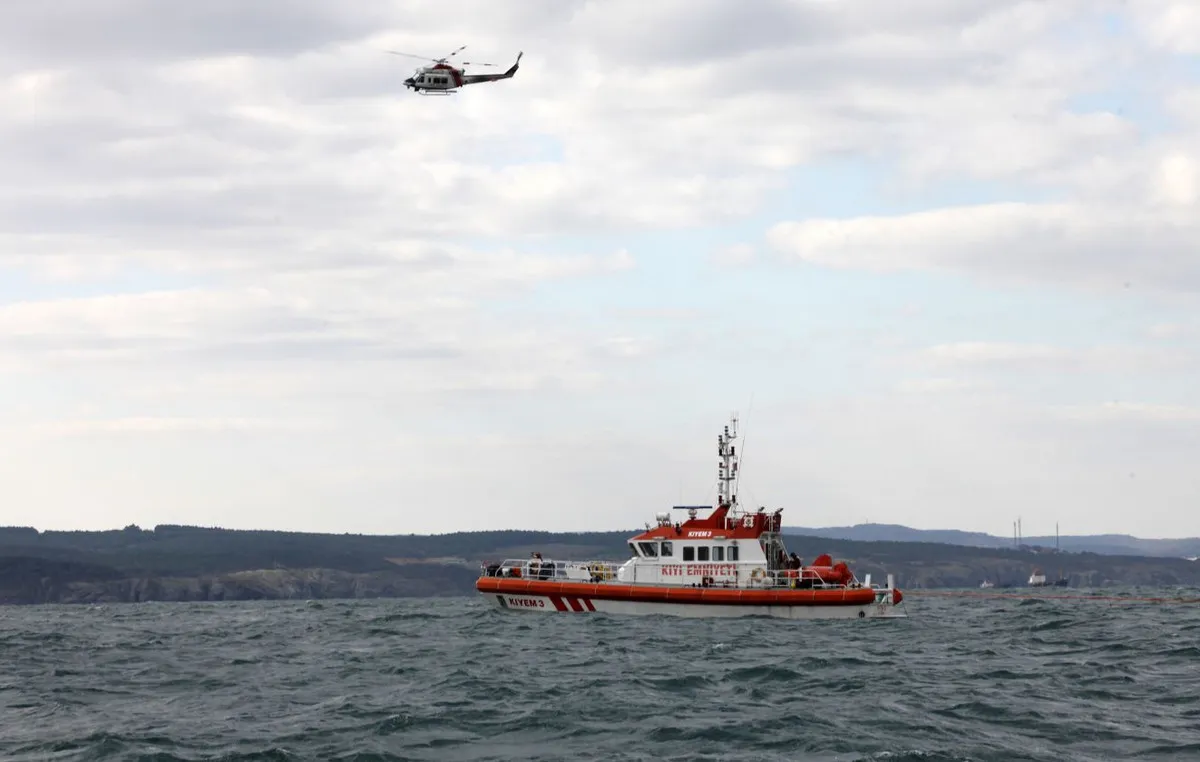 Πλοία ακτοφυλακής σε επιχείρηση διάσωσης στη Θάλασσα του Μαρμαρά