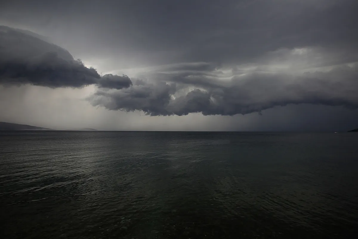 Καιρός σήμερα Τετάρτη με βροχές και σύννεφα σε ελληνική πόλη