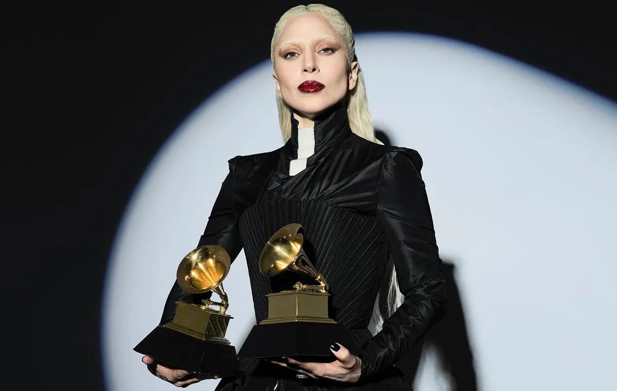Η Lady Gaga δείχνει γρήγορη ρουτίνα ομορφιάς σε λεπτά