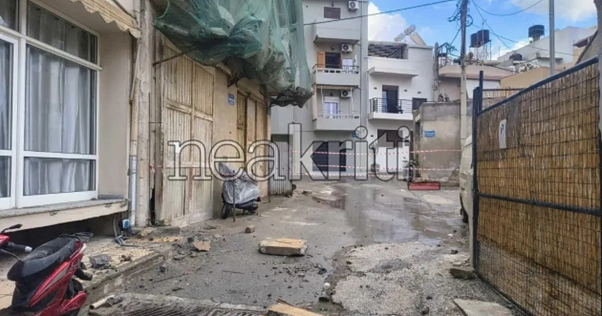 Κατεστραμμένο μπαλκόνι πεσμένο πάνω σε μηχανάκι στο Ηράκλειο