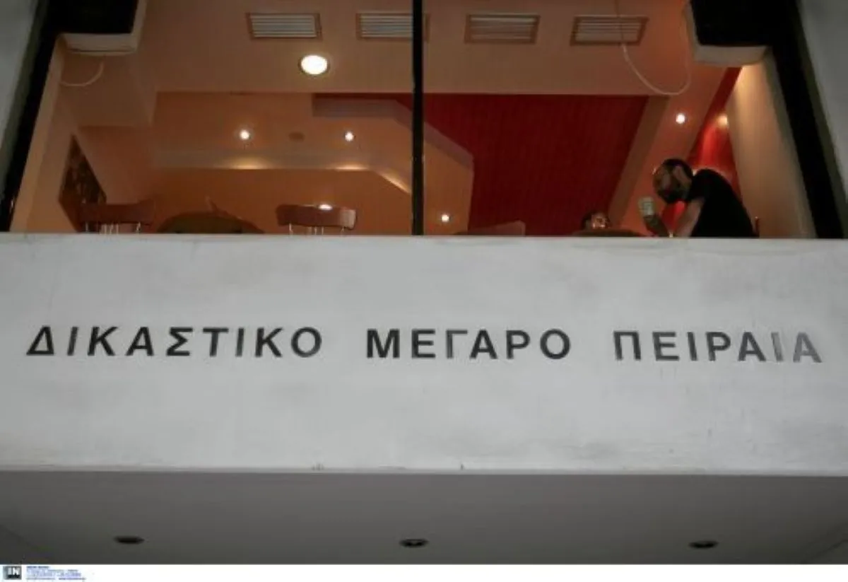Αστυνομικές δυνάμεις έξω από τα Δικαστήρια Πειραιά