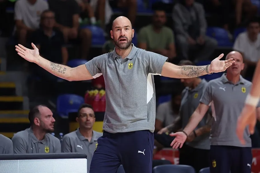 Παίκτες του Άρη σε φιλικό αγώνα μπάσκετ