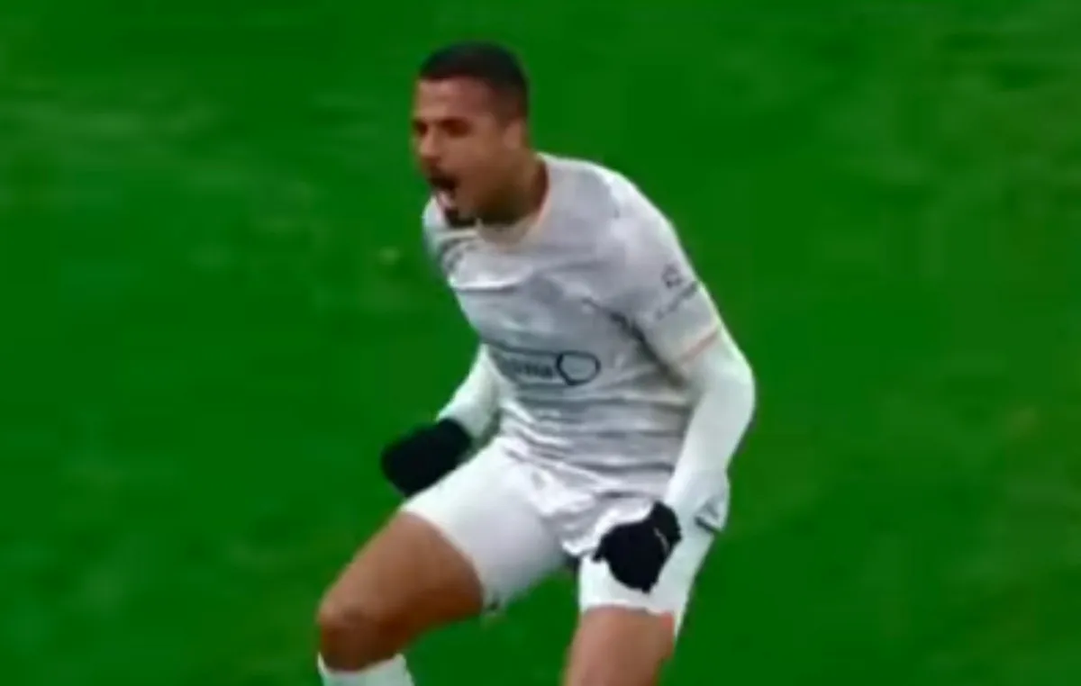 Ο Γκαετάν Λαμπόρντ πανηγυρίζει γκολ με την Αλ Ντιρίγια