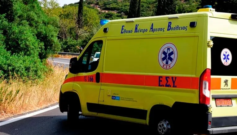 Ασθενοφόρο ΕΚΑΒ έξω από σχολείο στην Κοζάνη