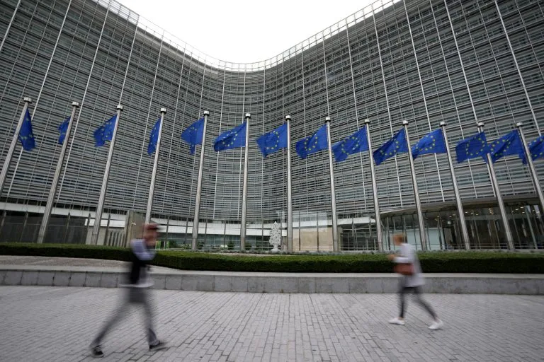Σημαία ΕΕ και σύμβολο κυρώσεων κατά της Ρωσίας