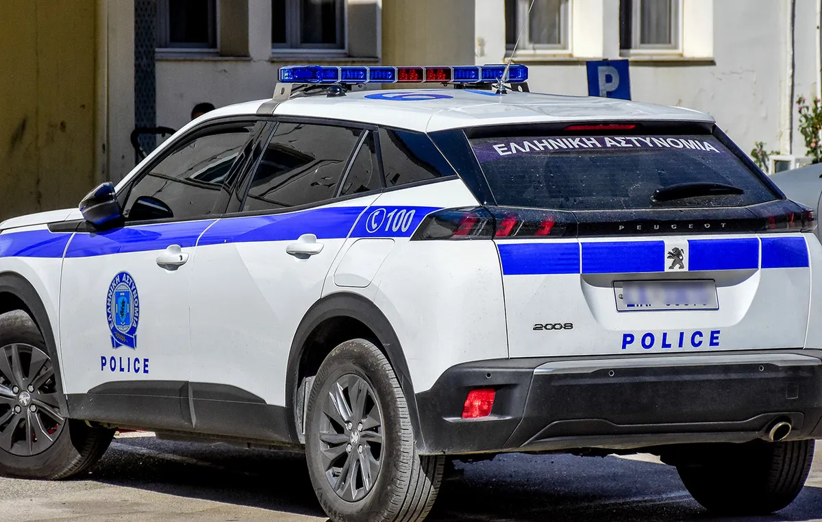 Αστυνομικό περιπολικό σε σκηνή επίθεσης ανηλίκων