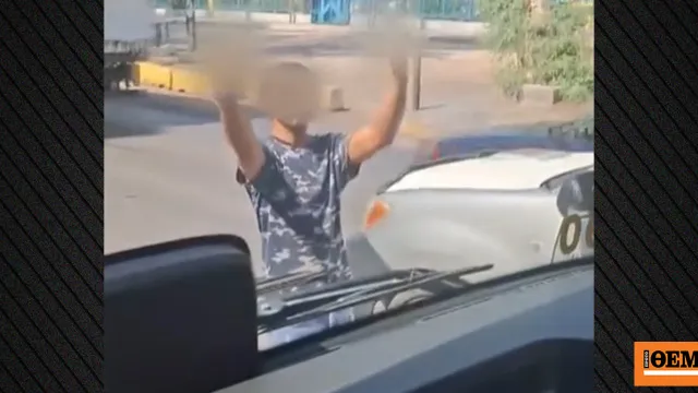 Λεωφορείο στην Ακτή Μιαούλη Πειραιά μπλοκαρισμένο από αγροτικό όχημα