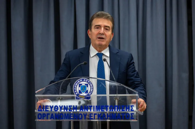 Ο υπουργός Χρυσοχοΐδης ανακοινώνει ηλεκτρονικό βραχιολάκι