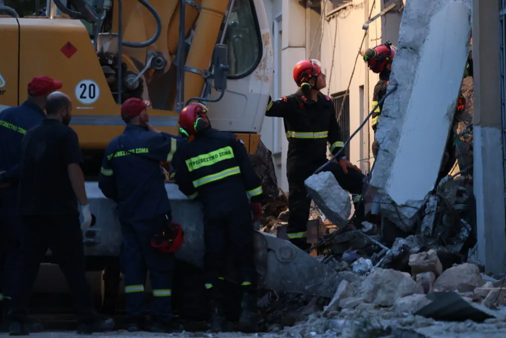 Πυροσβέστες επιχειρούν στα συντρίμμια κτιρίου στην Πλάκα