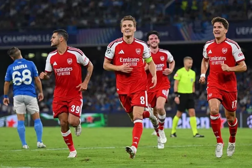 Ο Τζόλης πανηγυρίζει με τους συμπαίκτες του στη Νάπολι