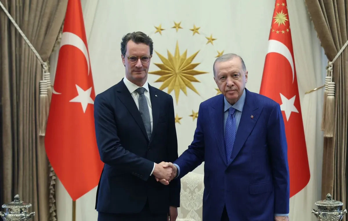 Ο κωμικός Ντενίζ Γκοκτάς σε δικαστήριο στην Τουρκία