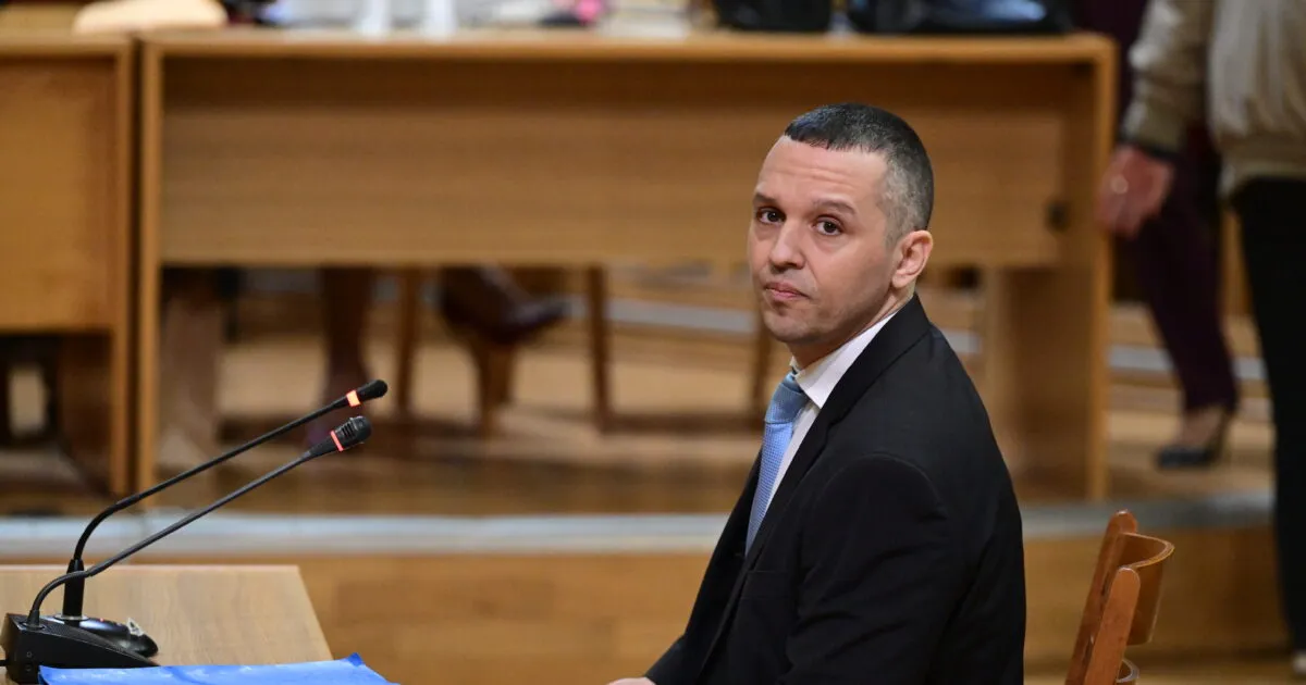 Ο Ηλίας Κασιδιάρης έξω από τις φυλακές Δομοκού