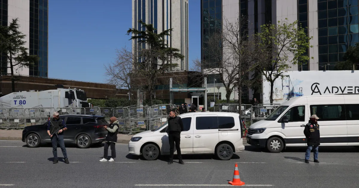 Αστυνομία στον τόπο πυροβολισμών στη Φατίχ Κωνσταντινούπολης