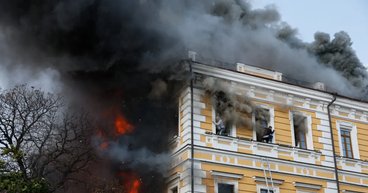 Φλόγες από ρωσικά πλήγματα σε κτίριο στο Κίεβο