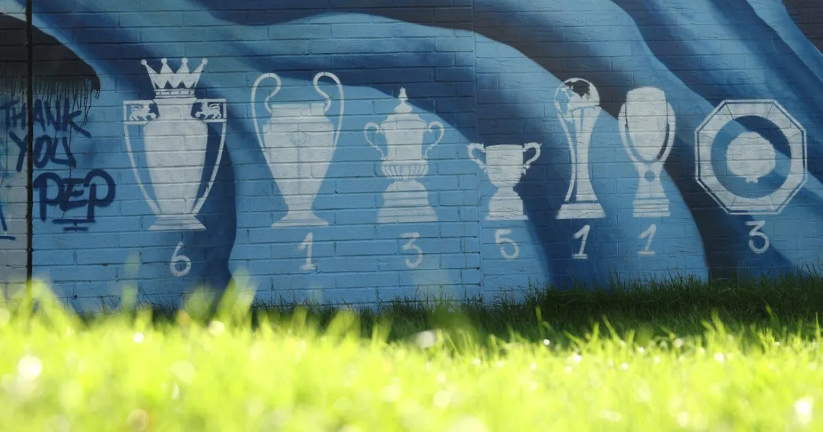 Λογότυπο Μάντσεστερ Σίτι και Premier League οικονομικές παραβάσεις
