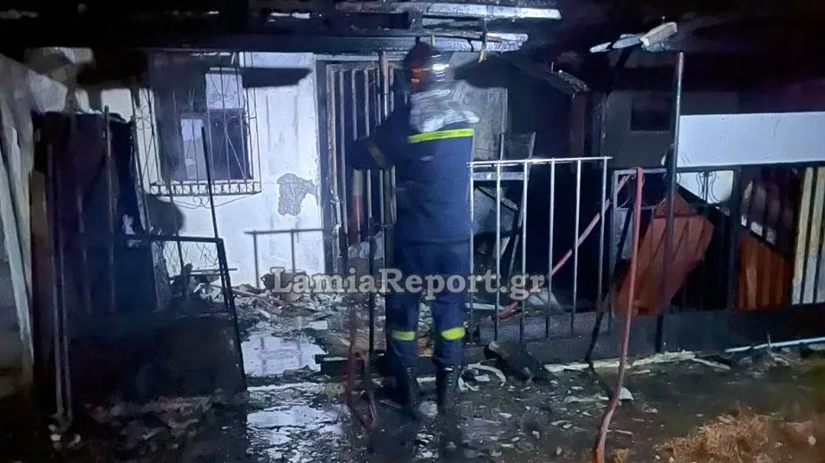 Πυροσβέστες επιχειρούν σε κατεστραμμένο σπίτι μετά από φωτιά στη Φθιώτιδα