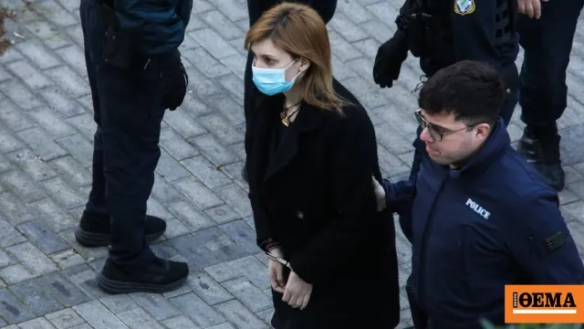 Η Ρούλα Πισπιρίγκου στο Εφετείο Αθηνών με μπαστούνι
