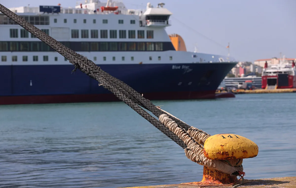 Επιβατηγό οχηματαγωγό πλοίο στο λιμάνι του Πειραιά