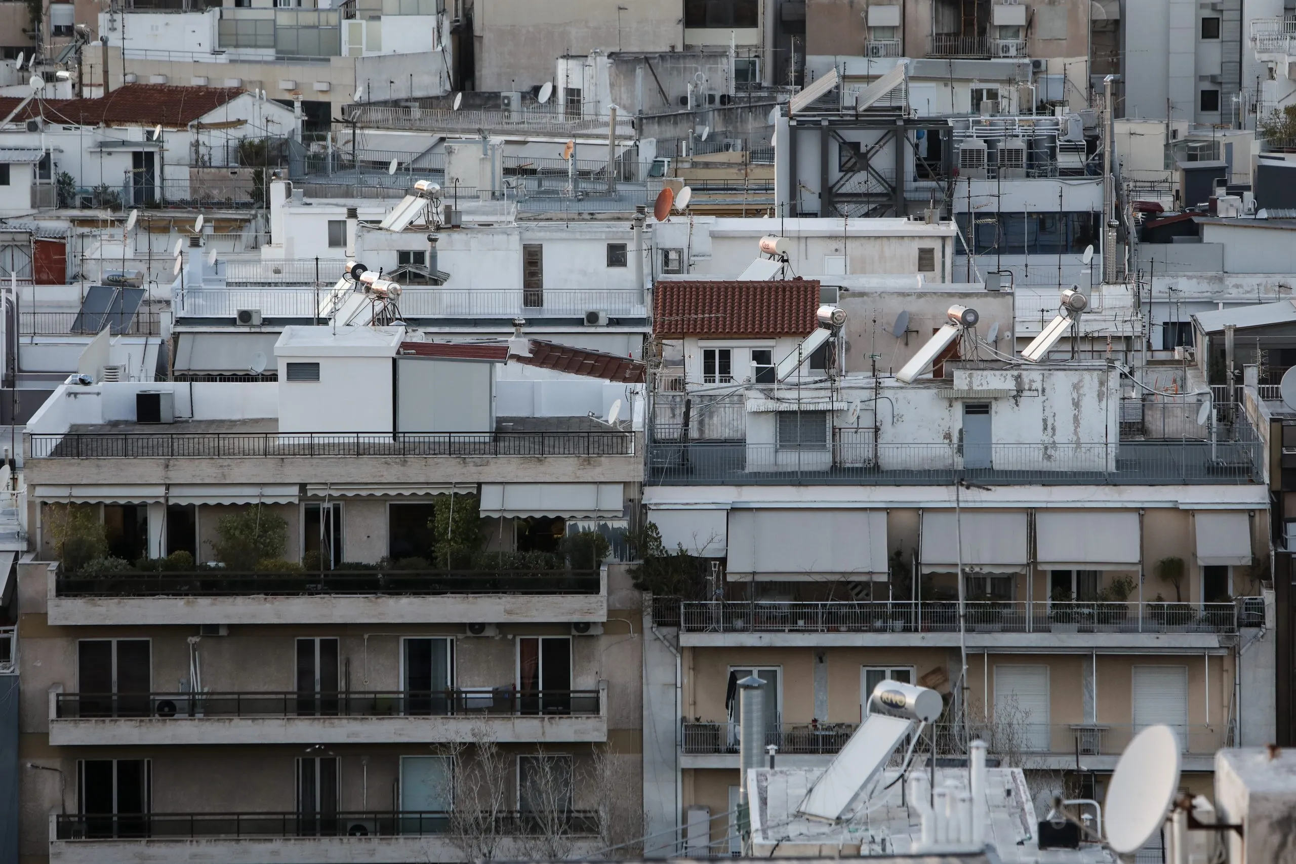 Χαρτονομίσματα ευρώ και έγγραφα ενοικίασης κατοικίας