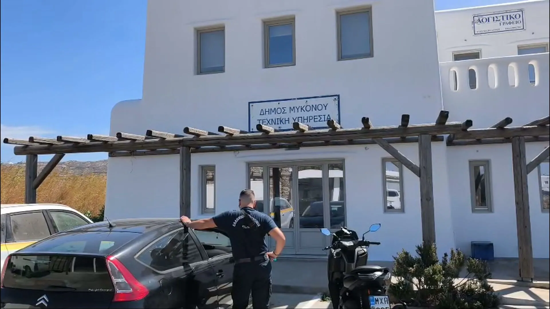 Σφραγισμένο κτίριο Πολεοδομίας Μυκόνου με αστυνομική ταινία
