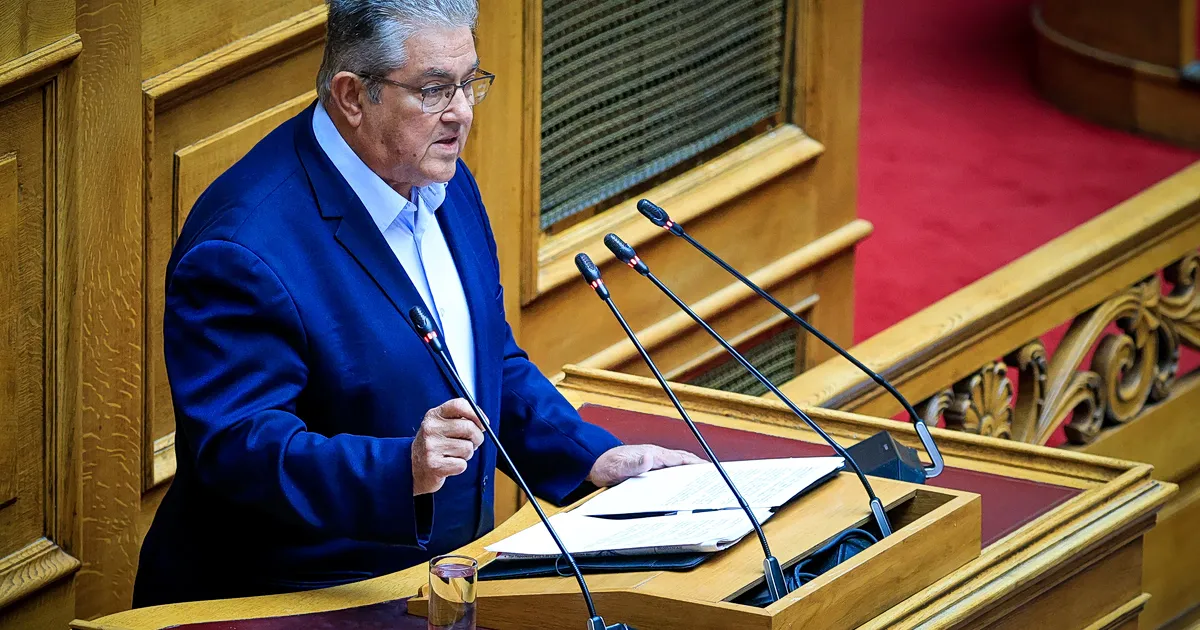 Ο Δημήτρης Κουτσούμπας μιλά από το βήμα της Βουλής