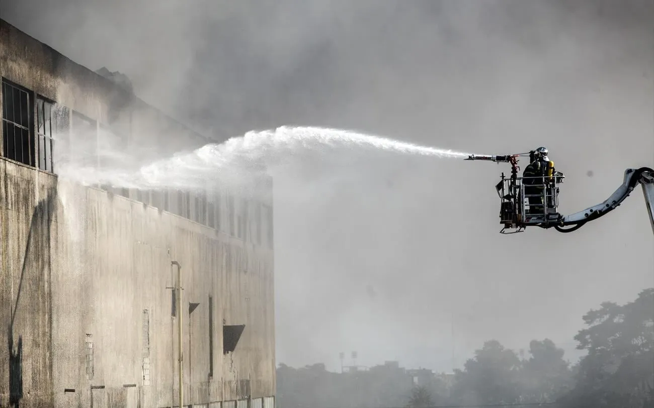 Πυροσβέστες κατασβήνουν φωτιά σε εργοστάσιο ανακύκλωσης στα Γιάννενα