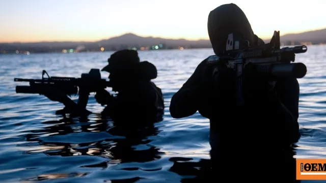 Δύτες Navy SEALs σε επιχείρηση αποναρκοθέτησης στο Ορμούζ