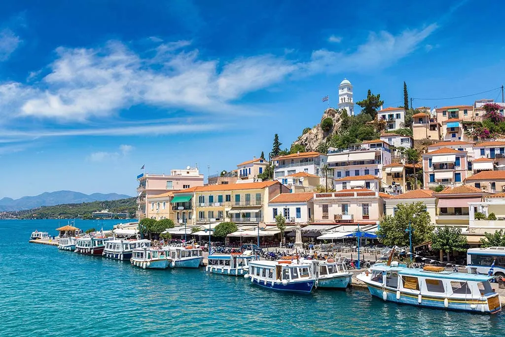 Ταχύπλοο σκάφος στη θαλάσσια περιοχή του Πόρου
