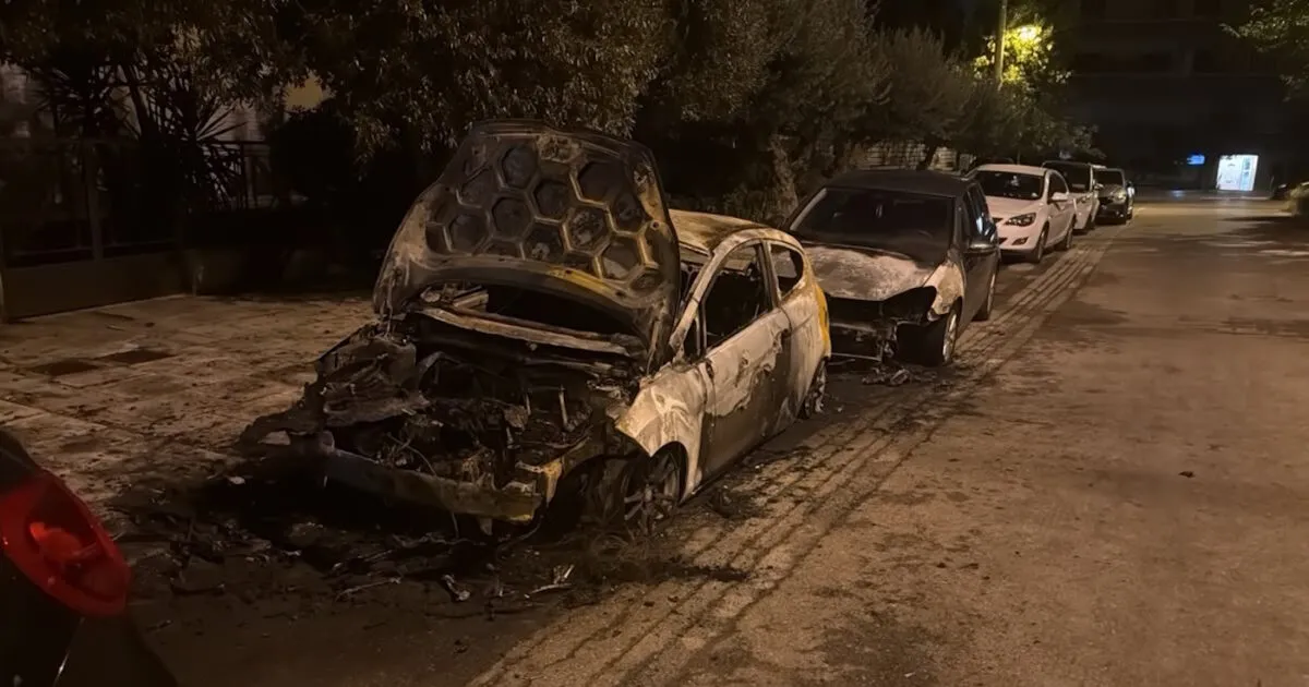 Καμένα αυτοκίνητα μετά από φωτιά στην Ηλιούπολη