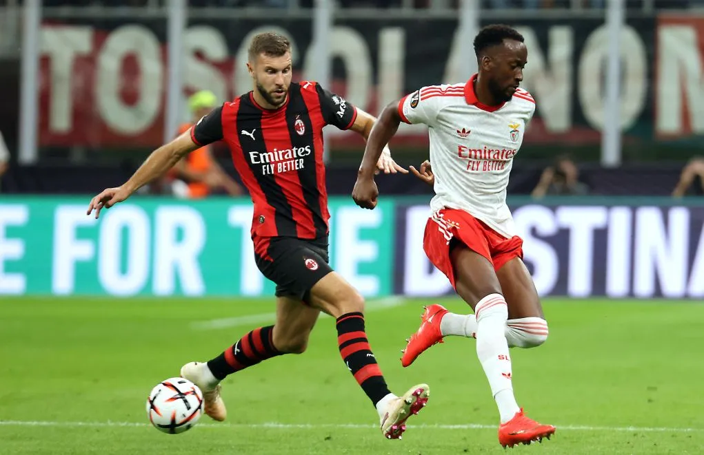 Παίκτες πανηγυρίζουν γκολ σε αγώνα Europa League