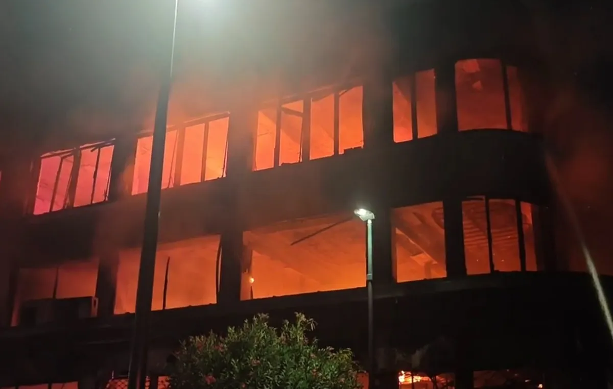 Πυρκαγιά σε κτίριο στον Πειραιά με πυροσβέστες