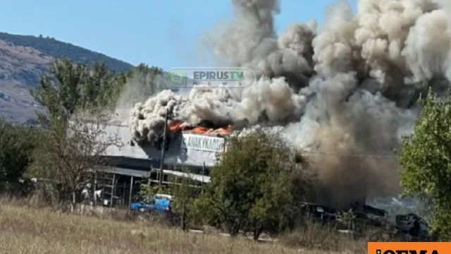 Πυροσβέστες κατασβήνουν φωτιά σε εργοστάσιο ανακύκλωσης στα Γιάννενα