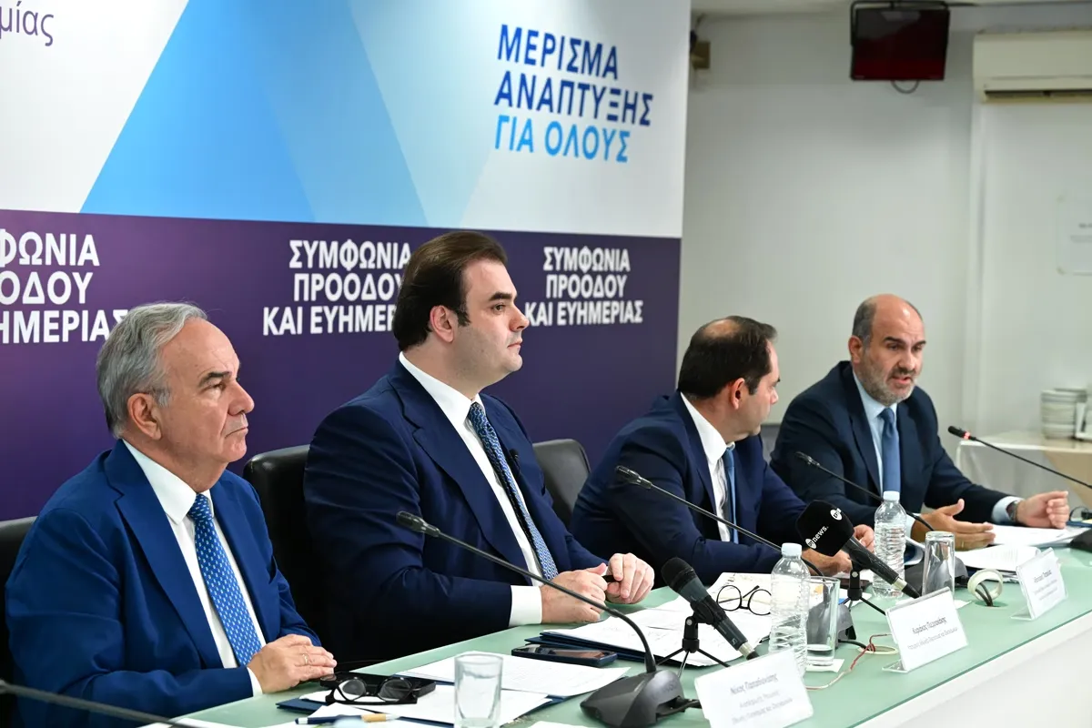 Αγρότης σε χωράφι με τρακτέρ την ώρα της συγκομιδής