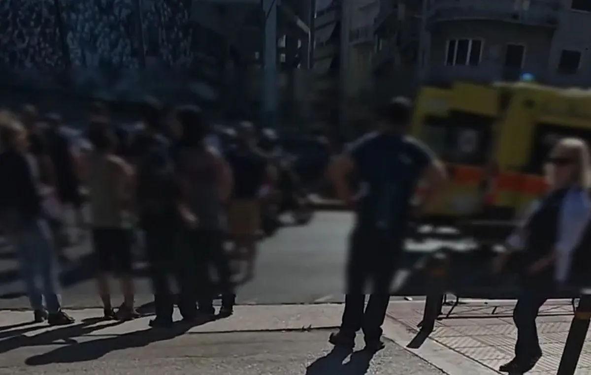 Τροχαίο ατύχημα στη Λεωφόρο Αλεξάνδρας με ασθενοφόρο
