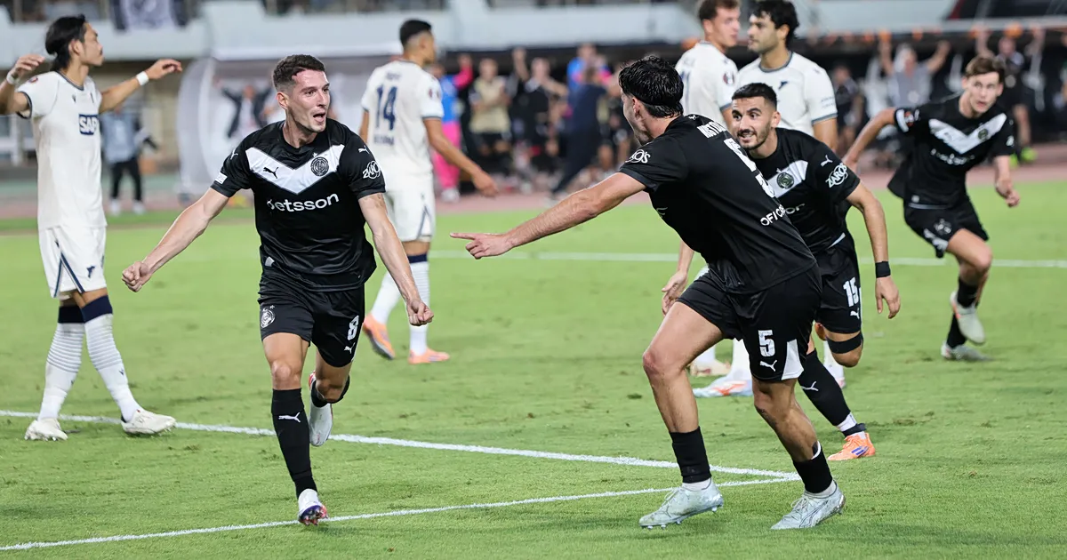Παίκτες πανηγυρίζουν γκολ σε αγώνα Europa League