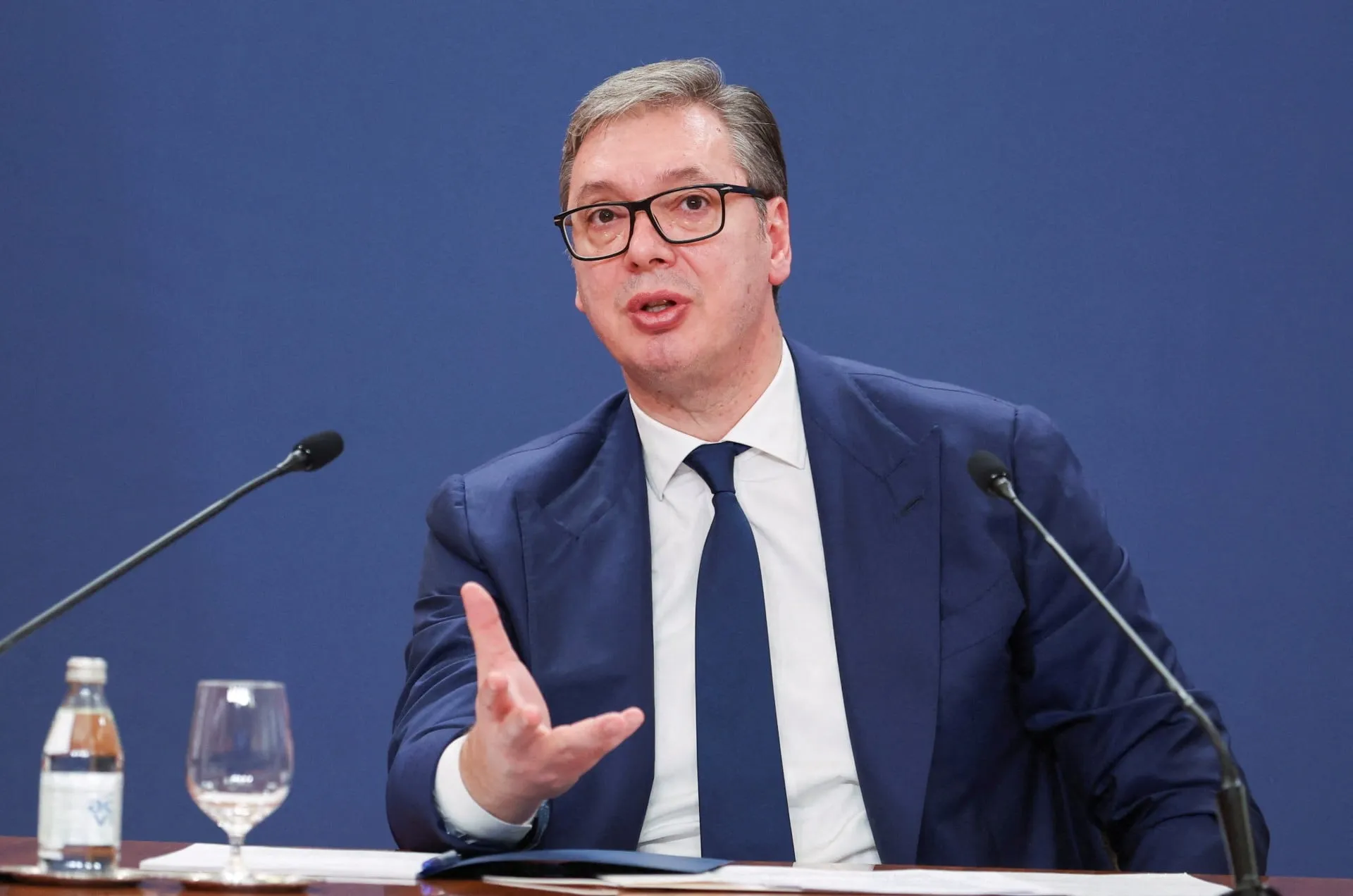 Ο Αλεξάνταρ Βούτσιτς μιλά σε υποστηρικτές στο Βελιγράδι