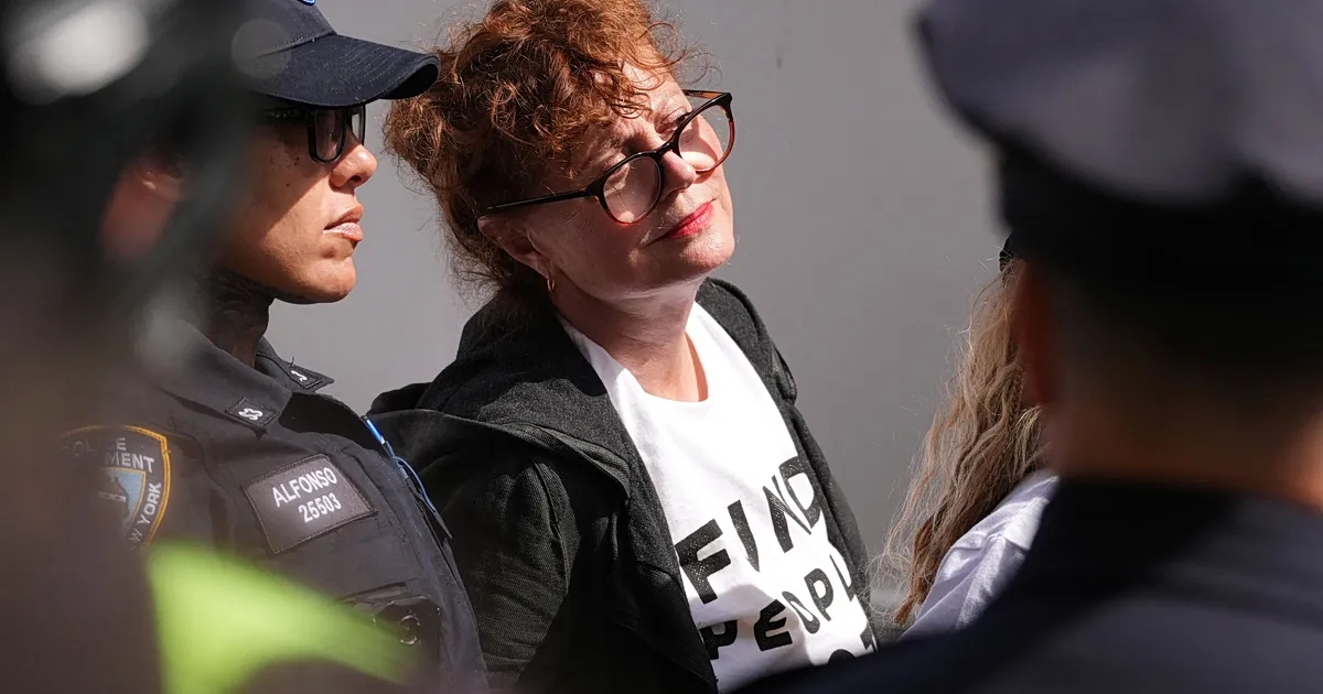 Η Σούζαν Σάραντον συνελήφθη σε διαδήλωση στη Νέα Υόρκη