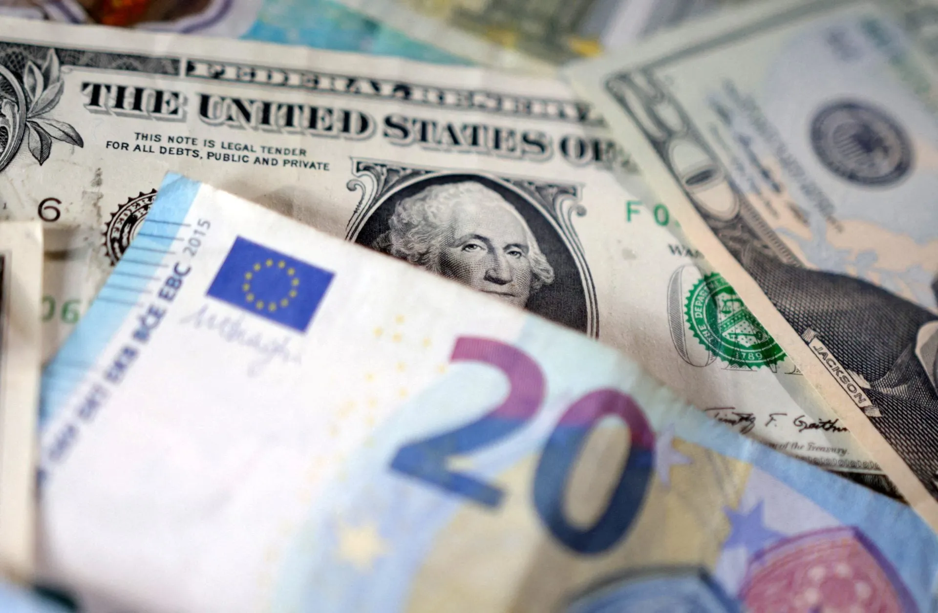 Πλατφόρμα εξόρυξης πετρελαίου στη θάλασσα υπό ηλιοβασίλεμα