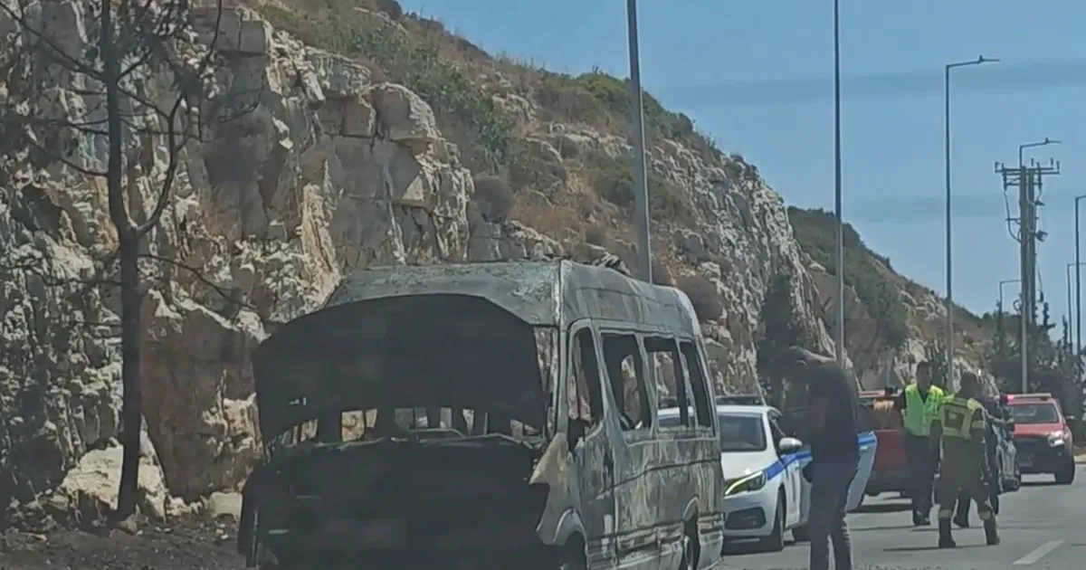 Καιγόμενο σχολικό λεωφορείο στη Λεωφόρο Αθηνών Σουνίου