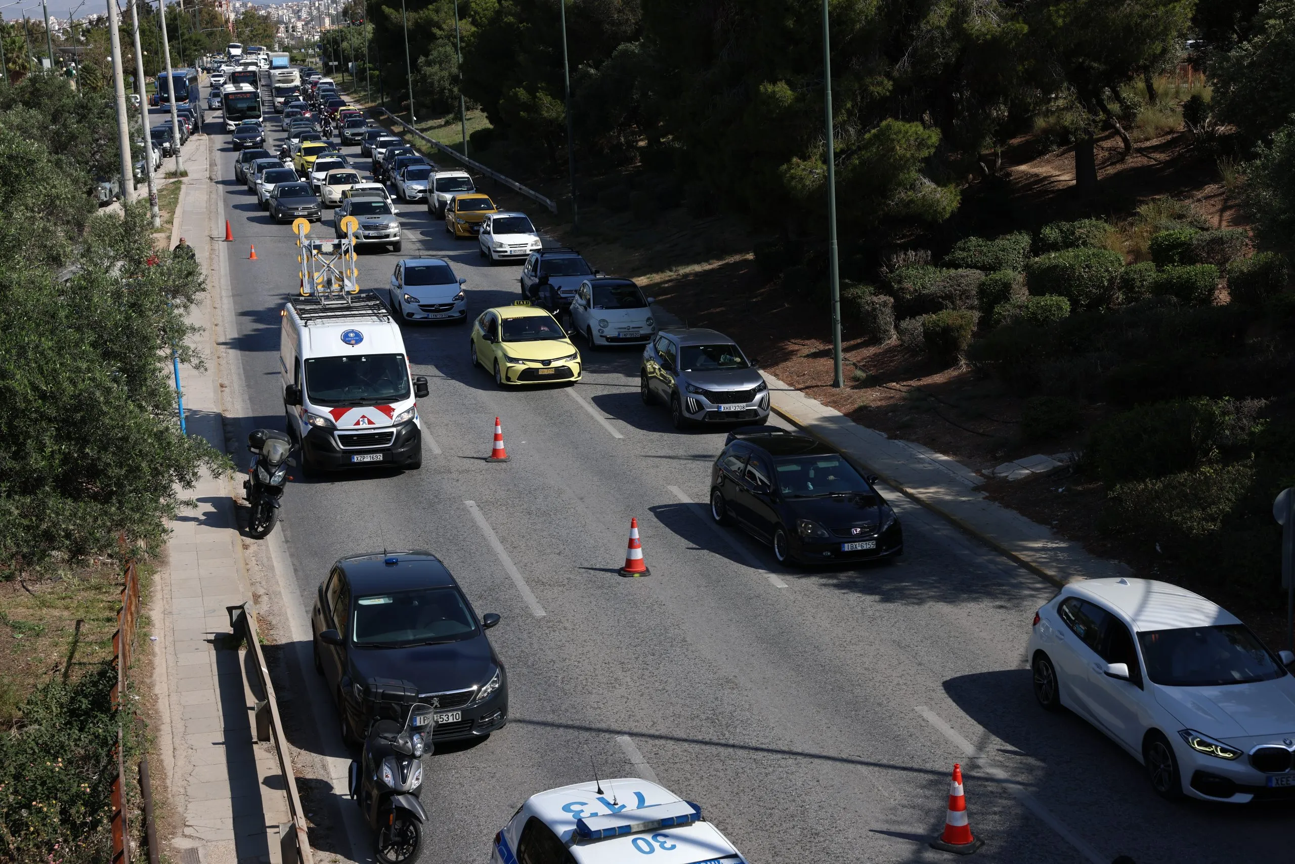 Ανατραπέν φορτηγό σε γέφυρα στη Λεωφόρο Βουλιαγμένης